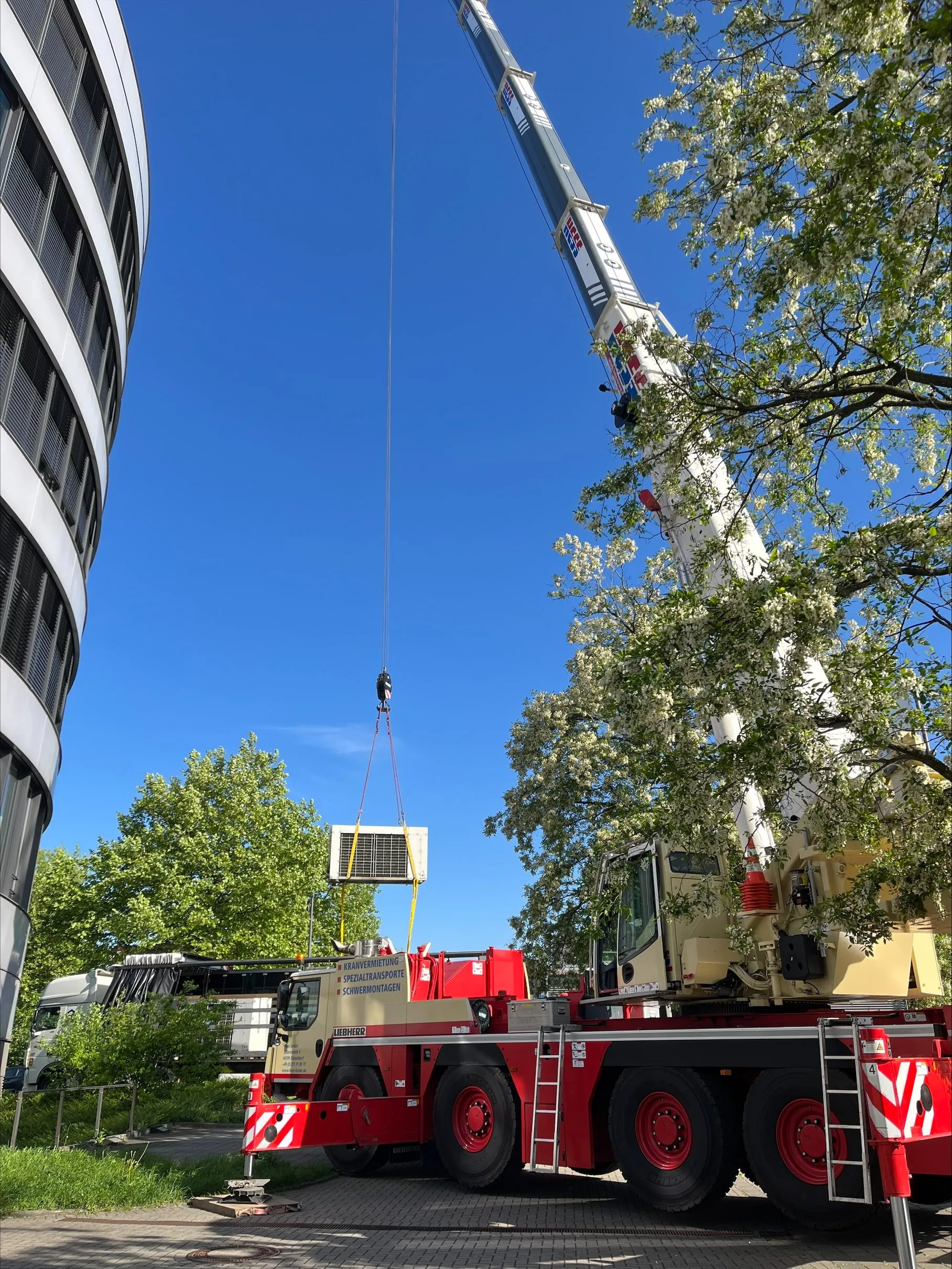 Kraneinsatz am Gebäude im Rahmen des Rückbaus bei START NRW.