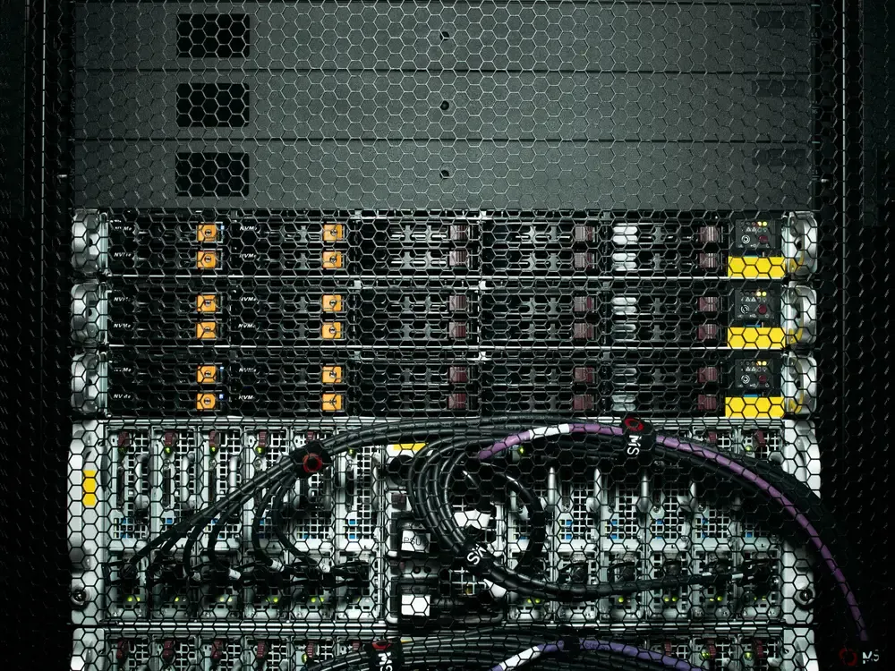 DIE DREI KNOTEN IM SCHRANK · NVME IN JEDEM GEHÄUSE