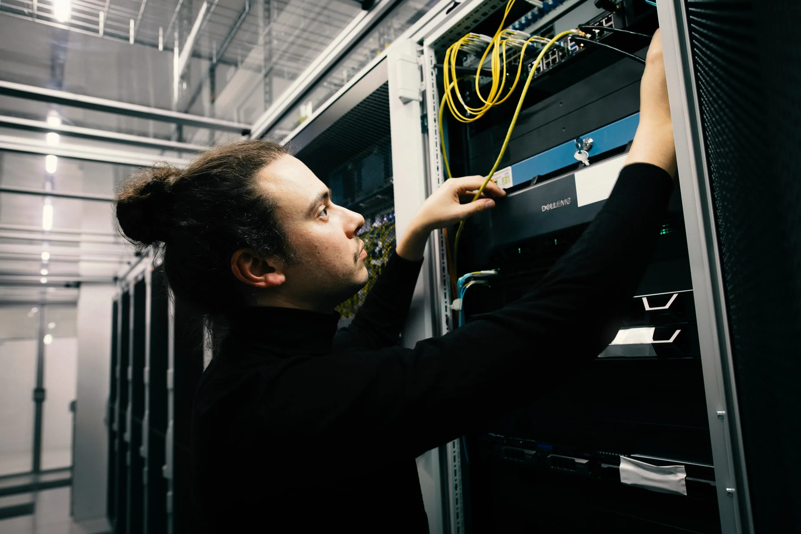 Techniker prüft die Verkabelung eines Serverracks