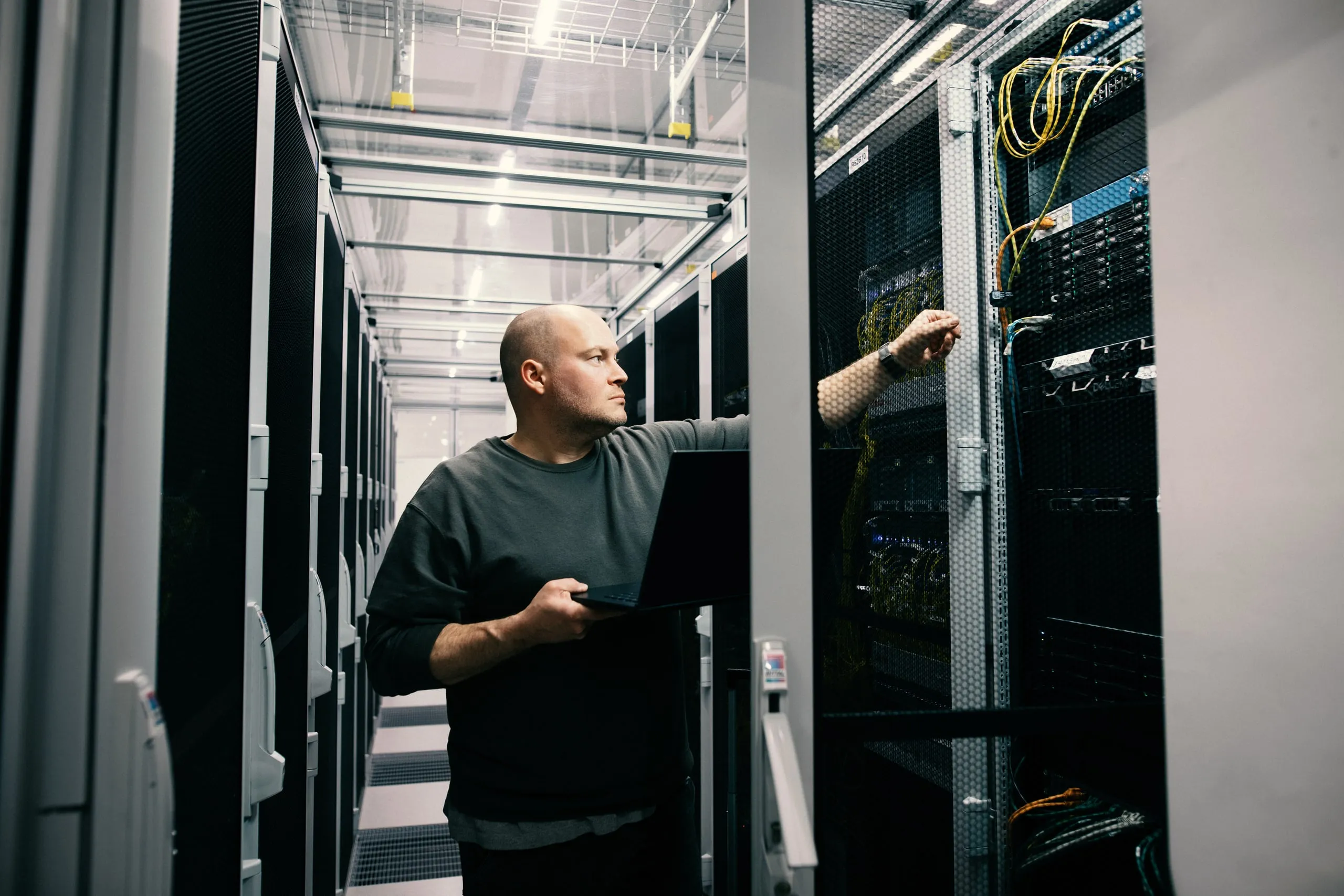 Techniker prüft Systeme im Rechenzentrum